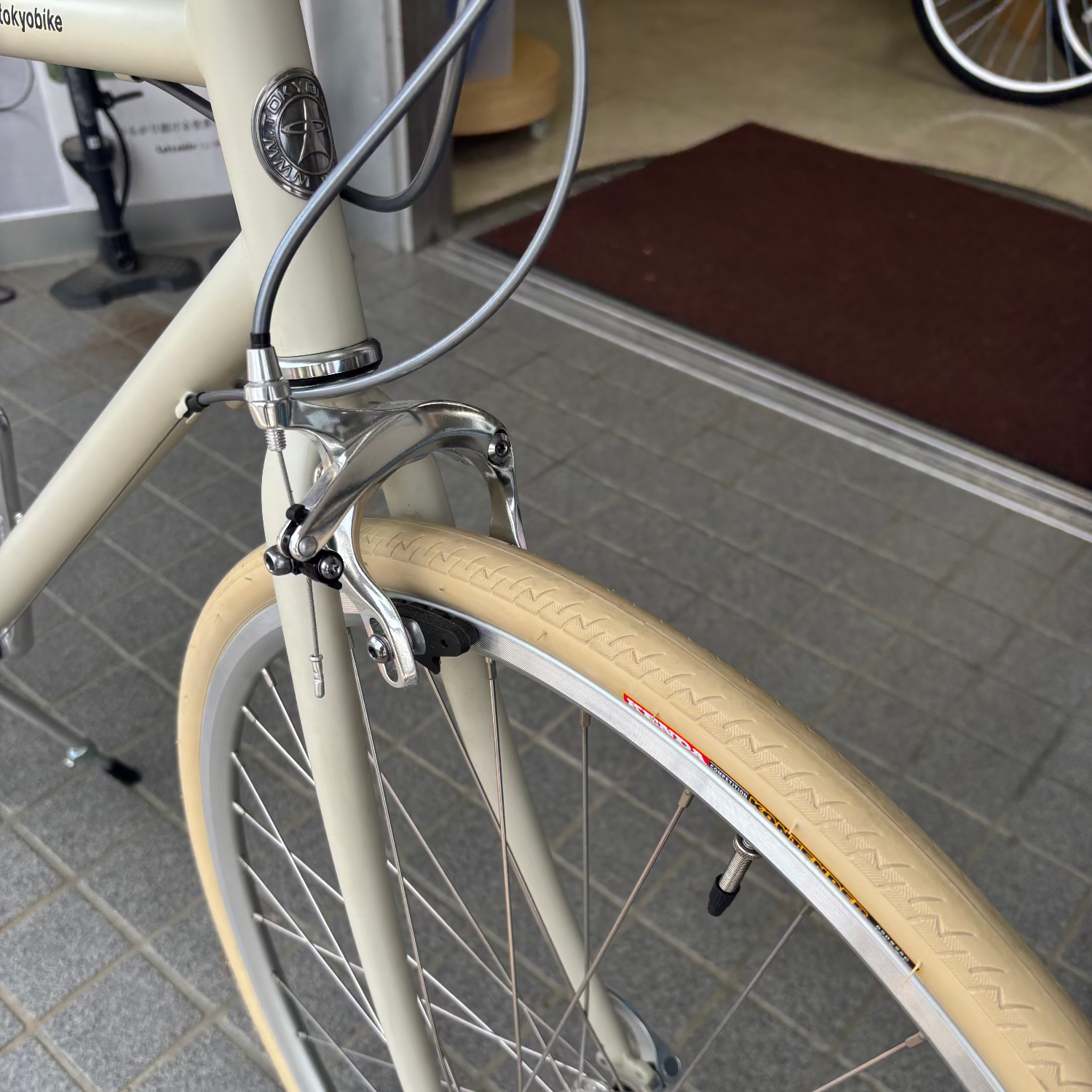 店舗受取 （対面）／【アウトレット・試乗車特別販売】 tokyobike（トーキョーバイク）TOKYOBIKE CS 当店カスタマイズ済（現品1台のみ）/Ｓサイズ）、カラー：オフホワイト★外装９段